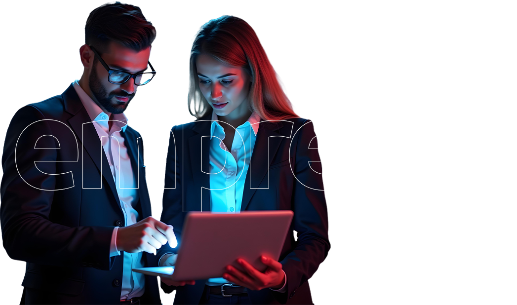 homem e mulher olhando computador